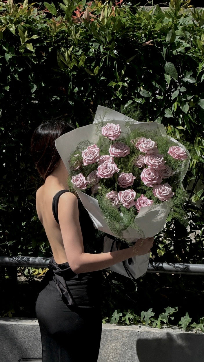 Manta Roses with Asparagus Grass